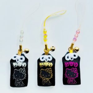 ハローキティ黒ストラップ御守り